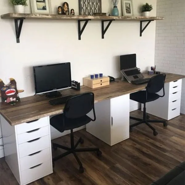 Cách trang trí máy tính đôi với vách ngăn và kệ sách, tăng cường sự tương tác nhóm