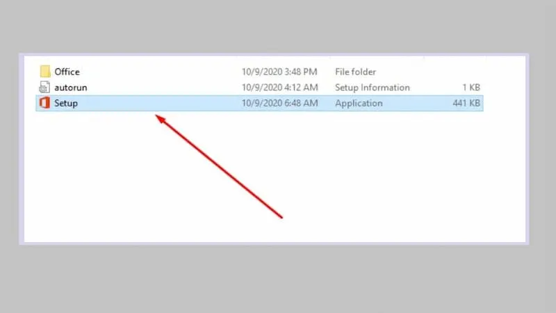 Bước 3: Mở tệp tin cài đặt (setup file) đã tải xuống máy tính để bắt đầu quá trình cài Word