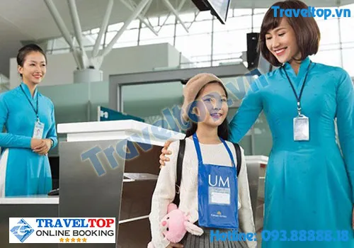 Người mẹ bế em bé trên máy bay, minh họa cách tính tiền vé máy bay cho trẻ em và em bé.