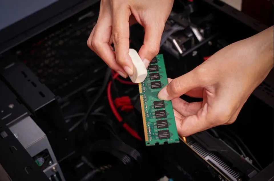 Làm sạch chân tiếp xúc RAM bằng tẩy bút chì