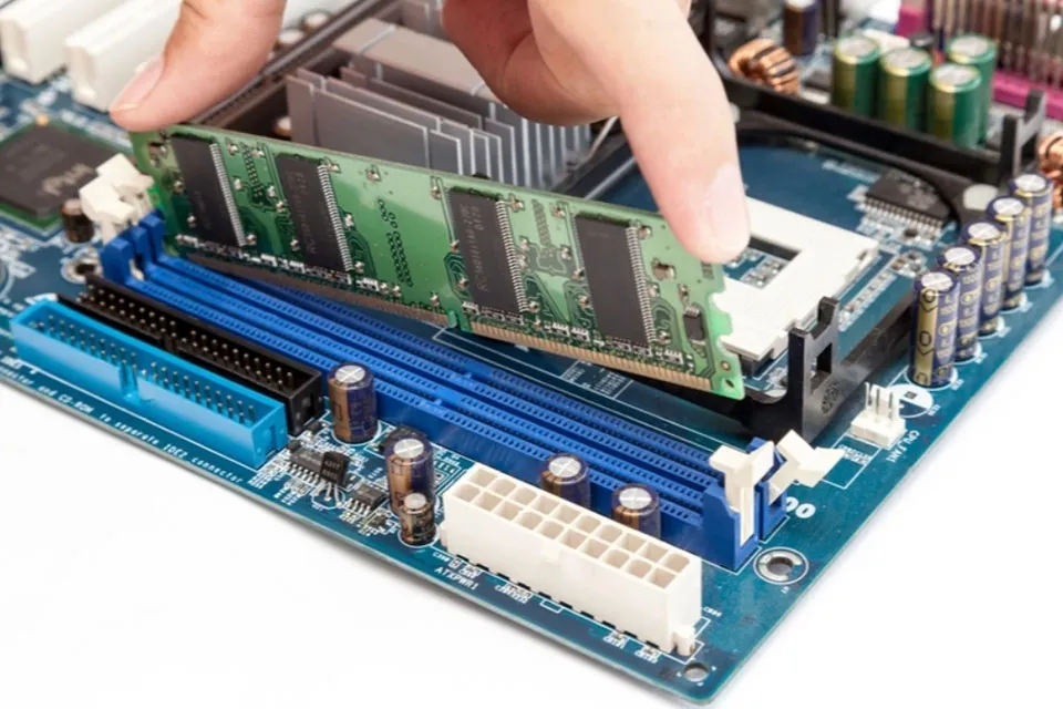 Lắp lại mô-đun RAM vào khe cắm trên bo mạch chủ