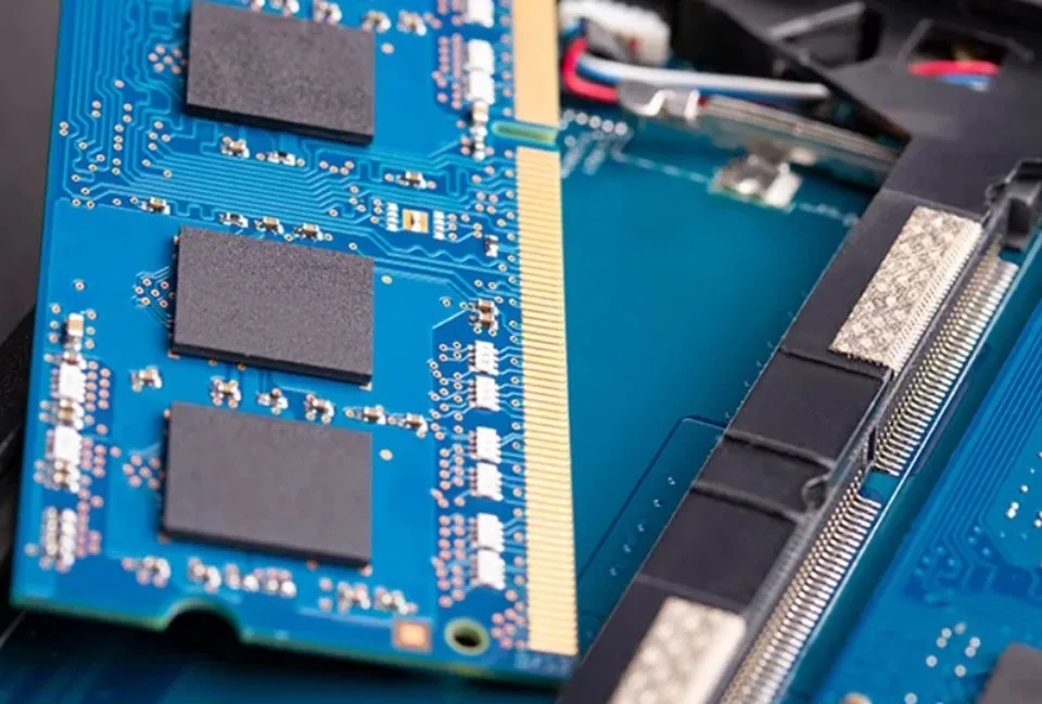 Sử dụng vải mềm để làm sạch chân tiếp xúc sau khi dùng tẩy