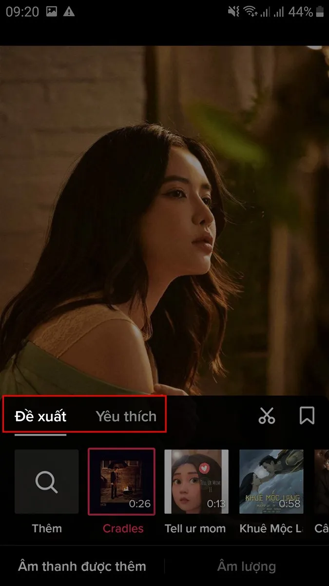 Lựa chọn bài hát từ mục Đề xuất hoặc Yêu thích