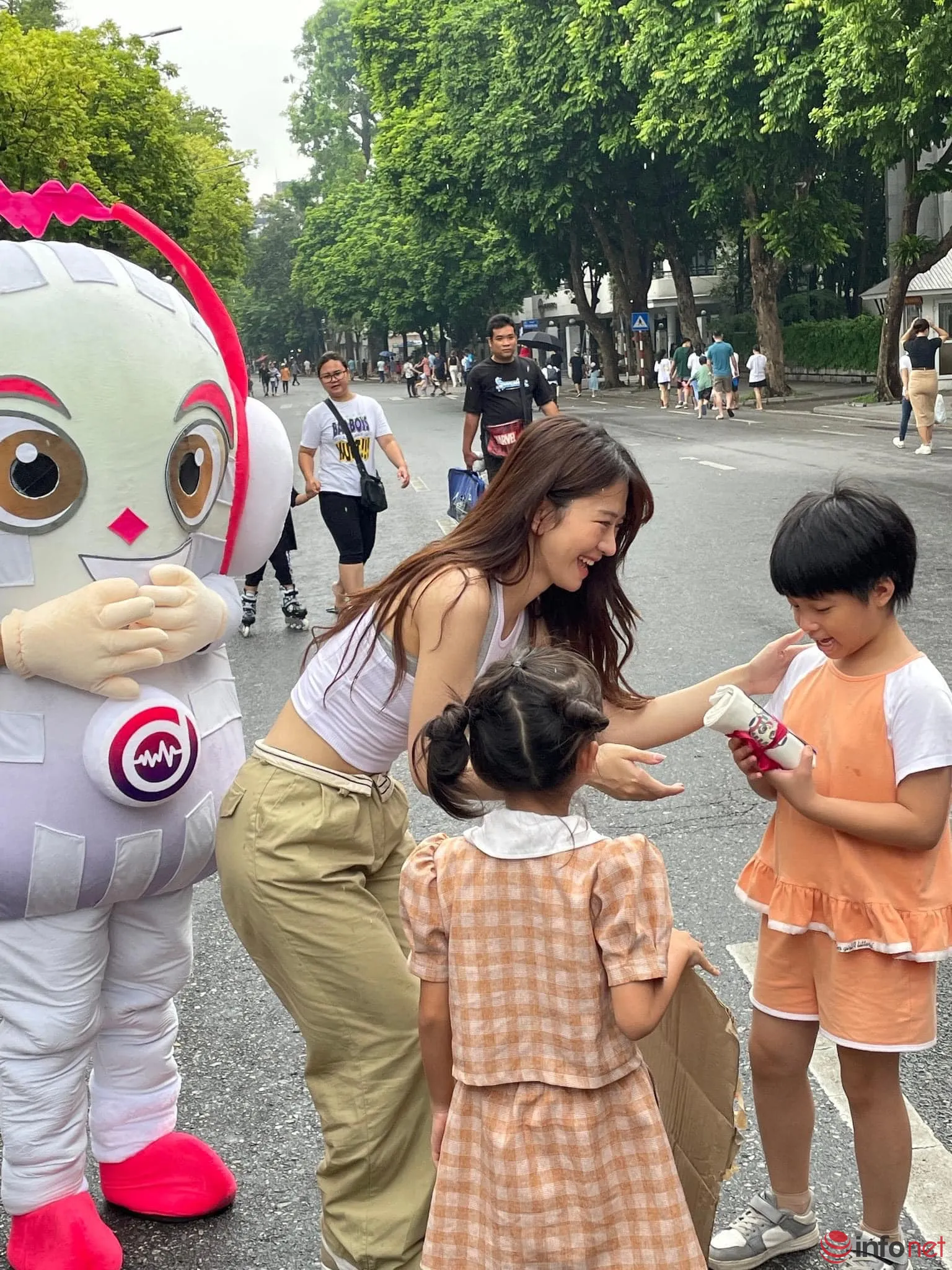 Lê Bống tham gia một sự kiện trên phố đi bộ và nhận được nhiều tình cảm từ các em nhỏ.