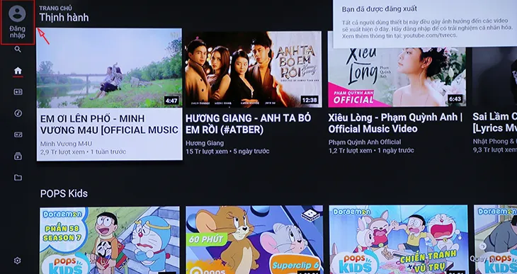 Giao diện ứng dụng YouTube trên Smart TV, chọn nút "Đăng nhập"