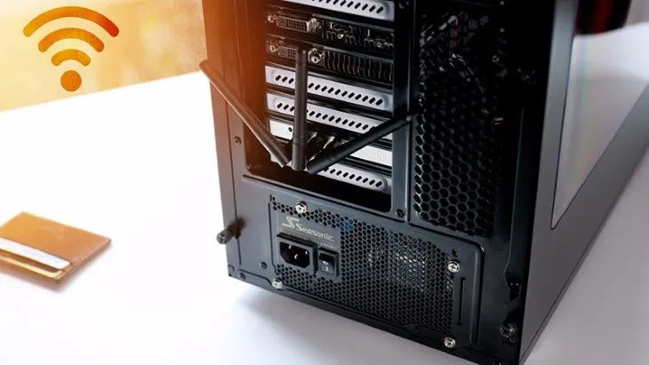 Thiết bị này cũng là một loại card WiFi dưới dạng một bảng mạch hình chữ nhật có gắn ăng ten có thể tháo rời.