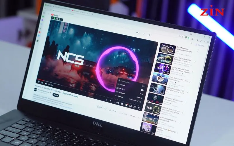 Vào một video bất kỳ trên YouTube để kiểm tra âm thanh của laptop