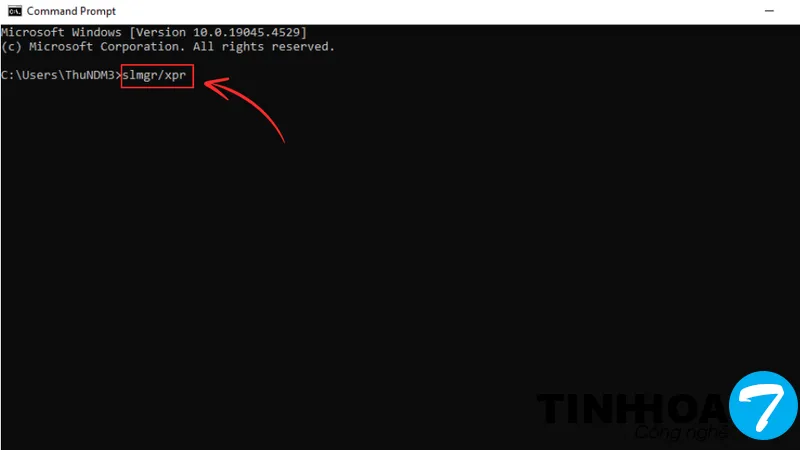 Cửa sổ CMD với lệnh 'slmgr/xpr' đã được nhập