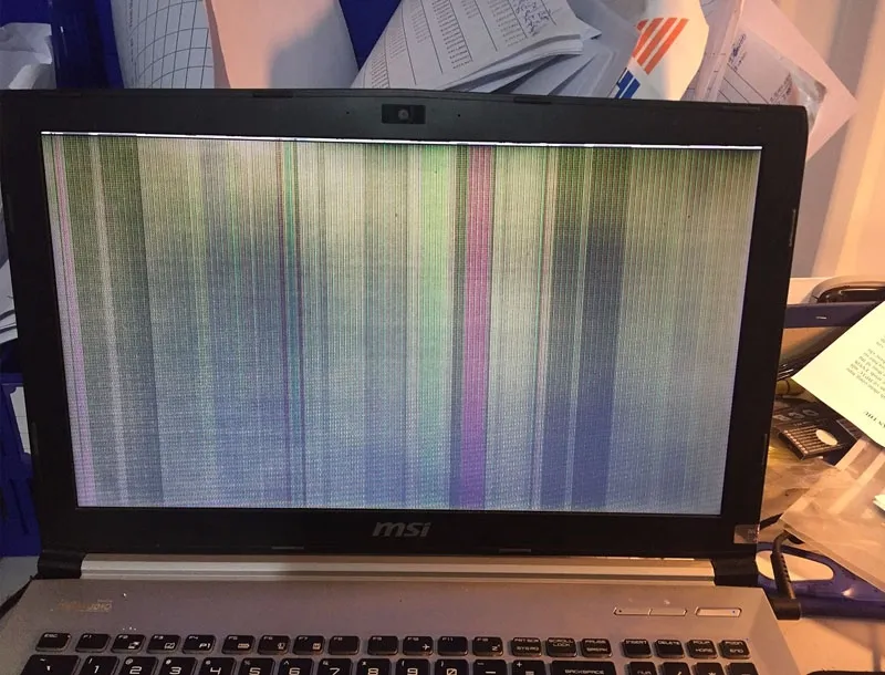 Màn hình máy tính bị sọc, một lỗi phần cứng nghiêm trọng cần kiểm tra