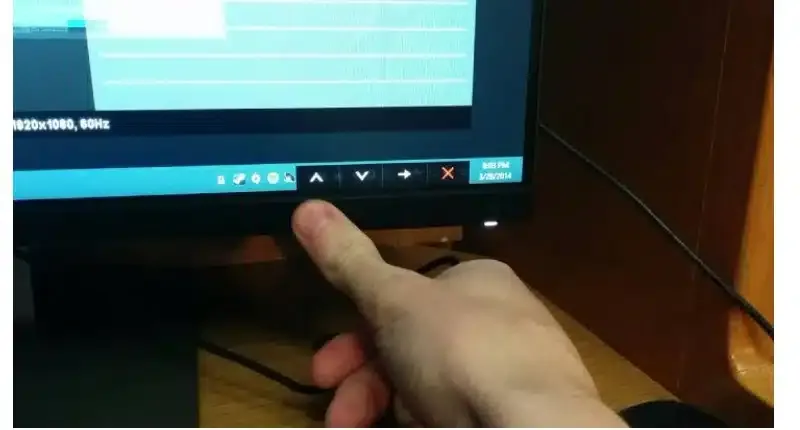 Hướng dẫn sử dụng các nút bấm vật lý hoặc các nút điều chỉnh trên màn hình máy tính để truy cập menu OSD và thay đổi độ sáng