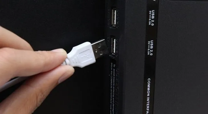 Thử cắm chuột vào một cổng USB khác để khắc phục lỗi chuột không di chuyển