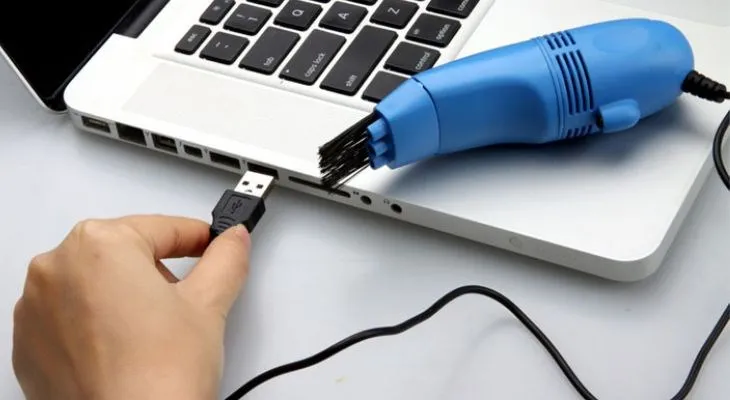Vệ sinh định kỳ cổng USB giúp loại bỏ bụi bẩn, cải thiện kết nối chuột