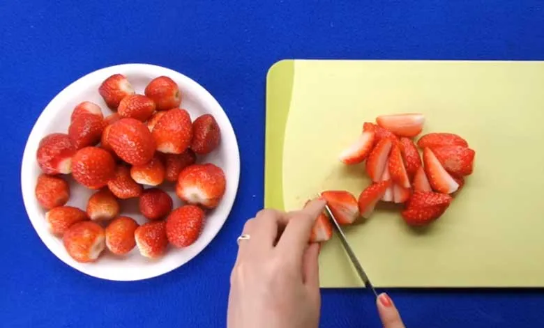 Cắt dâu tây thành miếng nhỏ để chuẩn bị cho cách làm to loa máy tính hiệu quả