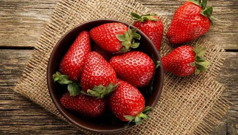 Nguyên liệu chuẩn bị cho cách làm to loa máy tính bằng dâu tây sấy khô