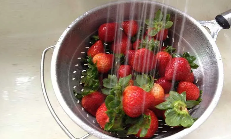 Sơ chế dâu tây sạch sẽ trước khi áp dụng cách làm to loa máy tính sấy khô