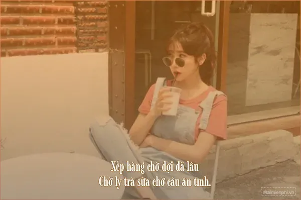 Con trai đang cầm ly đồ uống thể hiện sự thư giãn và cá tính khi sử dụng stt thả thính hay