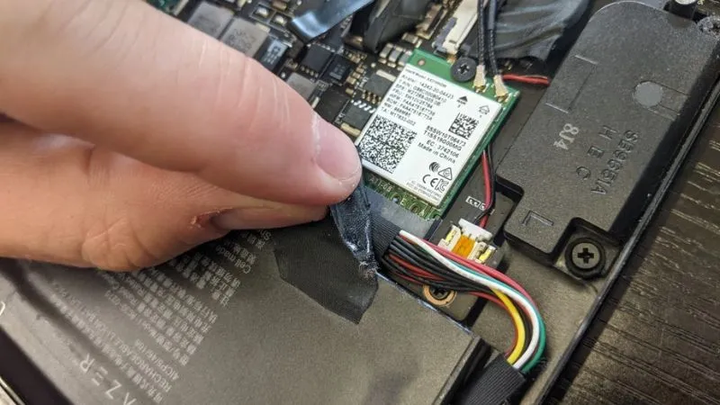 Máy tính không trang bị card bluetooth nên cần USB dongle hỗ trợ