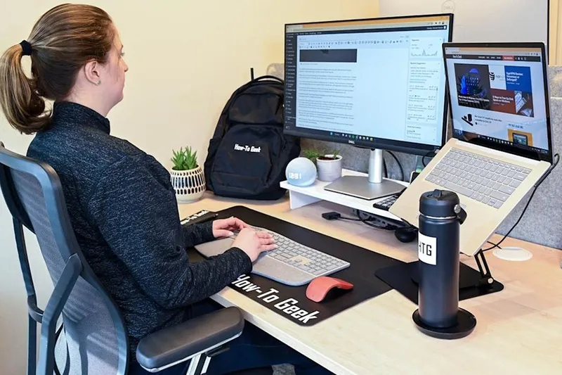 Nên ngồi cách màn hình máy tính bao xa1