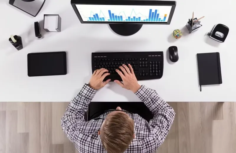 Nên ngồi cách màn hình máy tính bao xa11