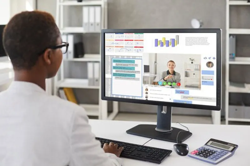 Nên ngồi cách màn hình máy tính bao xa2