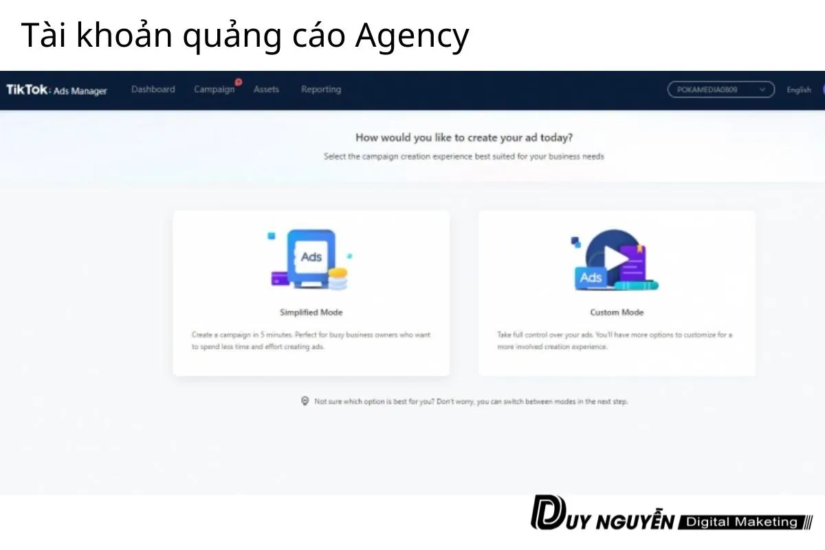 Hai người đang trao đổi về các loại tài khoản quảng cáo TikTok Agency
