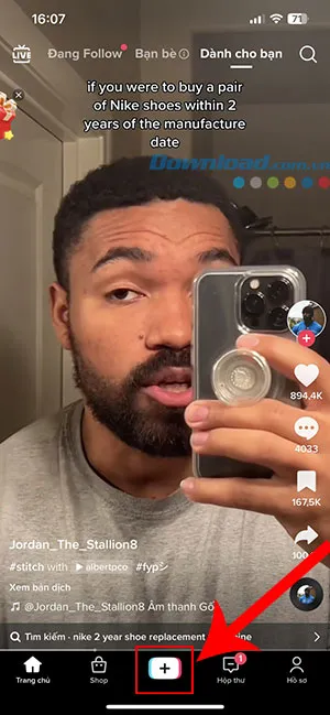 Thao tác nhấn vào biểu tượng dấu cộng để bắt đầu chỉnh giọng nói trên TikTok