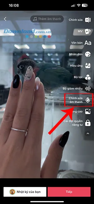 Màn hình chọn Chỉnh sửa âm thanh trong thanh công cụ bên phải để chỉnh giọng nói trên TikTok