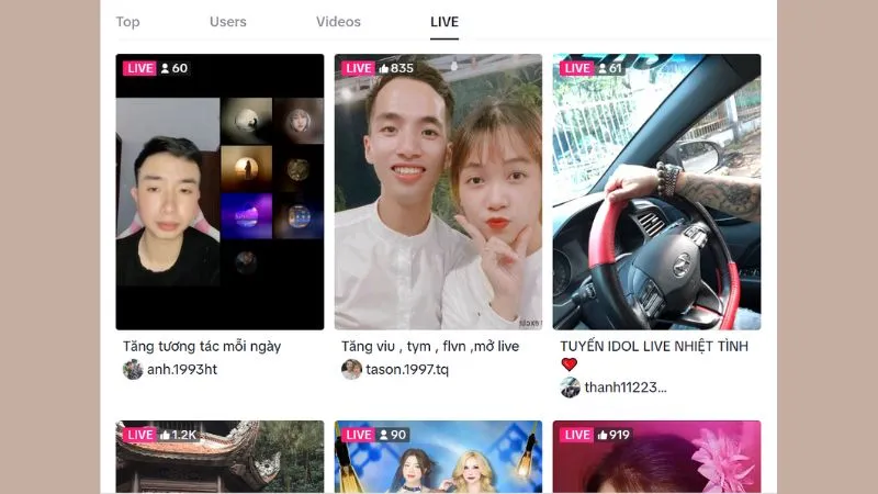 Hình ảnh một người đang livestream trên TikTok, tương tác với các bình luận và yêu cầu từ khán giả