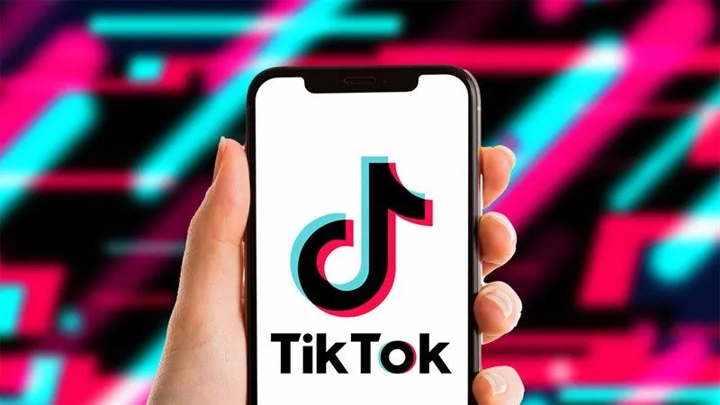 Hình ảnh một cô gái trẻ đang tham gia trò chơi sai khiến TikTok với biểu cảm vui vẻ