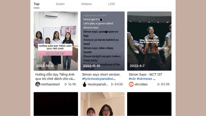 Hình ảnh một người dùng TikTok đang thể hiện sự sáng tạo qua một thử thách trên nền tảng