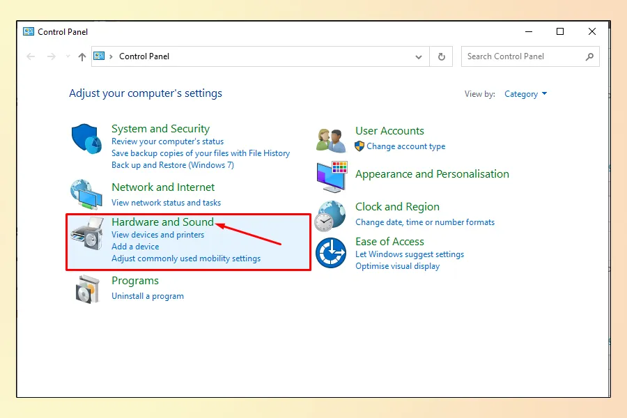 Chọn mục Hardware and Sound trong Control Panel để truy cập các cài đặt liên quan đến phần cứng
