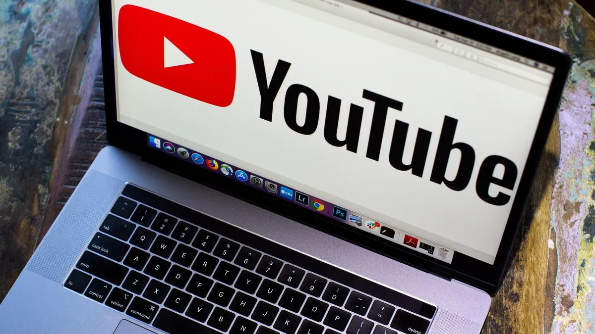 Logo YouTube trên laptop, đại diện cho việc truy cập nền tảng video trên máy tính