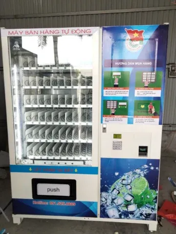 Máy bán hàng tự động được đặt ở khu vực công cộng với nhiều sản phẩm đa dạng