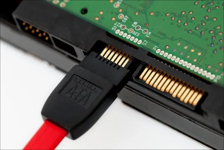 Kiểm tra lại toàn bộ cáp kết nối linh kiện bên trong máy để đảm bảo truyền dẫn tín hiệu