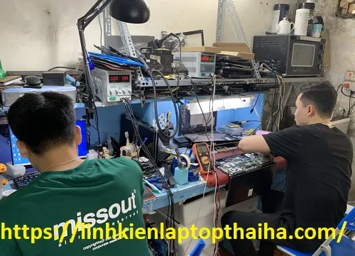 Quá trình tháo lắp và thay thế pin laptop Dell Inspiron được thực hiện bởi chuyên gia IT