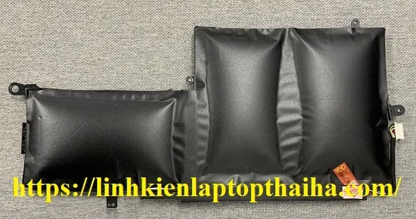 Viên pin laptop Dell bị phồng nghiêm trọng gây biến dạng vỏ máy và ảnh hưởng đến an toàn người dùng