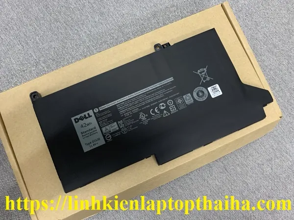 Kỹ thuật viên đang kiểm tra thông số mạch sạc và độ ổn định của pin Dell mới