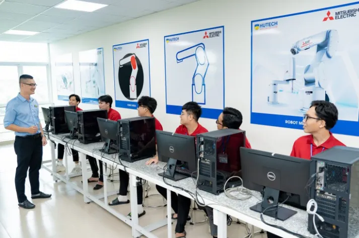 Học viên đang thực hiện thao tác kiểm tra kỹ thuật trên các thiết bị máy tính tại lớp học