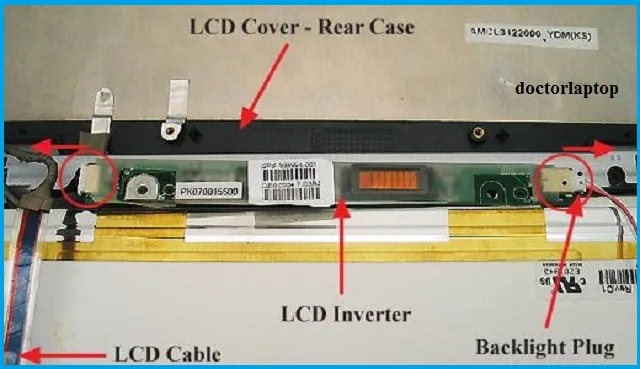 Kỹ thuật viên đang thực hiện thay thế cao áp cho màn hình laptop