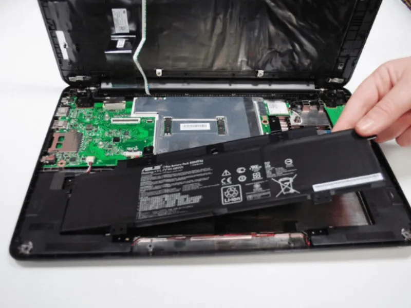 Thực hiện quy trình tháo pin và xả điện tĩnh để reset mạch nguồn laptop