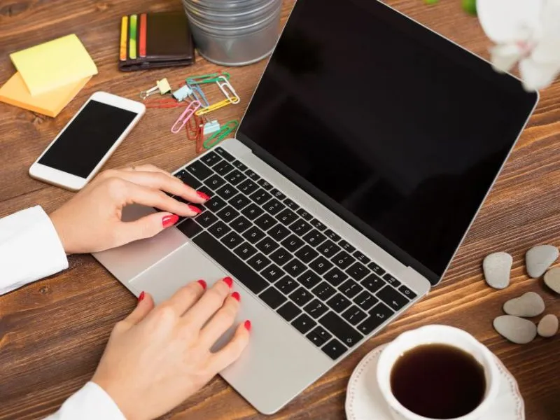 Kết nối thử nghiệm với màn hình rời để phân biệt hỏng tấm nền hay hỏng mainboard