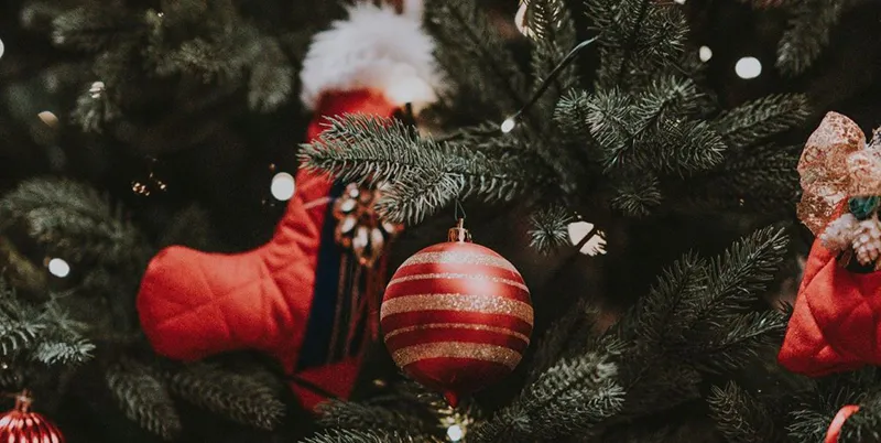 Mẫu hình nền Noel phong cách hoạt hình với màu sắc rực rỡ và nhân vật đáng yêu