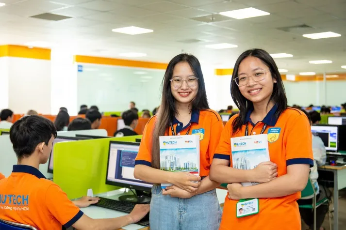 Chuyên gia đang phân tích dữ liệu hệ thống trên màn hình máy tính cấu hình cao tại văn phòng