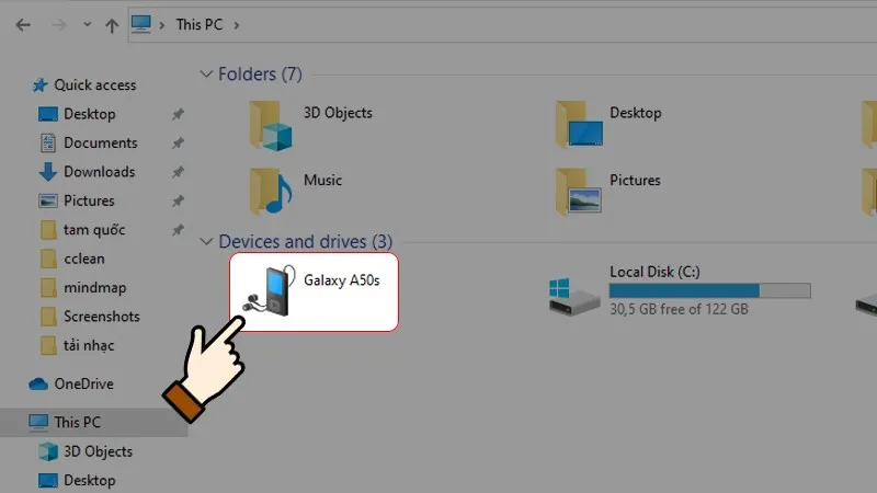 Mở cửa sổ File Explorer để định vị vị trí của ổ đĩa USB đang được kết nối với thiết bị