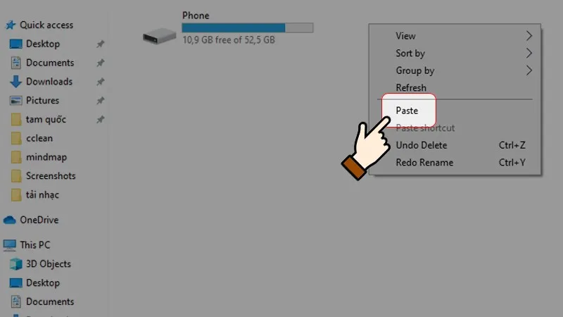 Nhấn chuột phải vào vùng trống trong thư mục USB để dán tập tin nhạc vừa sao chép từ máy
