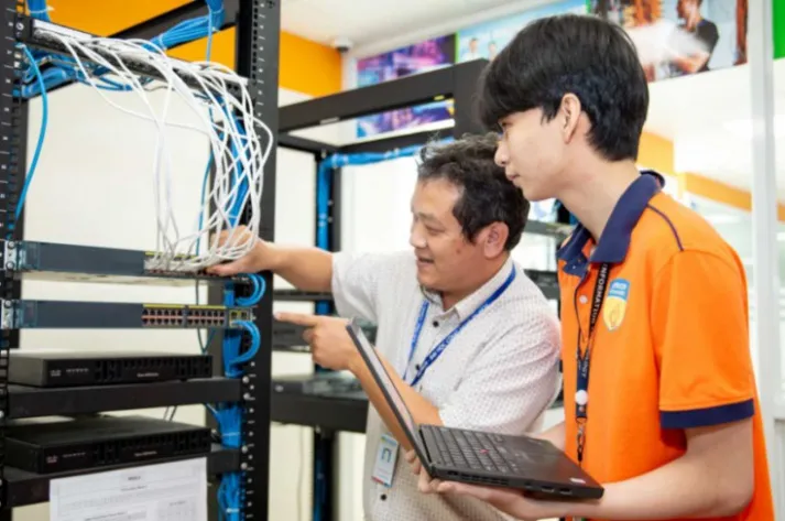 Nhóm kỹ sư máy tính thảo luận về sơ đồ thiết kế hệ thống mạng nội bộ cho doanh nghiệp