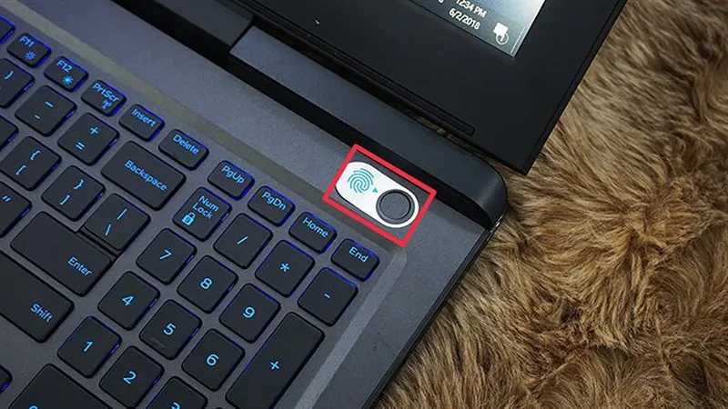 Vị trí nút nguồn trên bàn phím laptop và cách thực hiện ép tắt máy an toàn