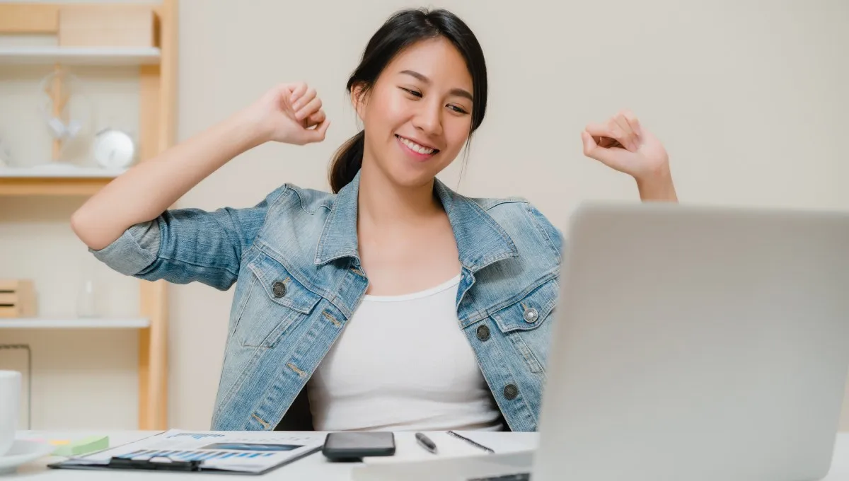 Một thanh niên đang áp dụng các bài tập vận động nhẹ nhàng tại chỗ để thư giãn cơ bắp sau giờ làm việc