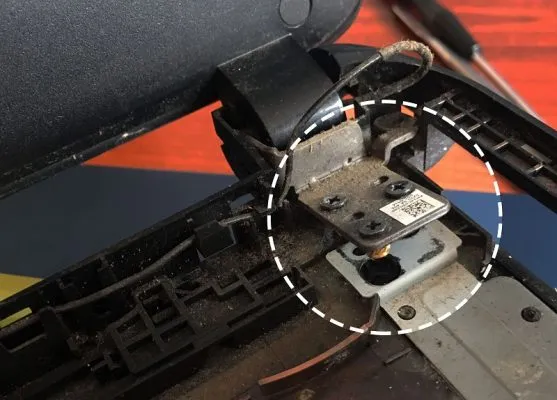 Bản lề laptop đã được thợ kỹ thuật hàn và gia cố lại để tăng độ bền
