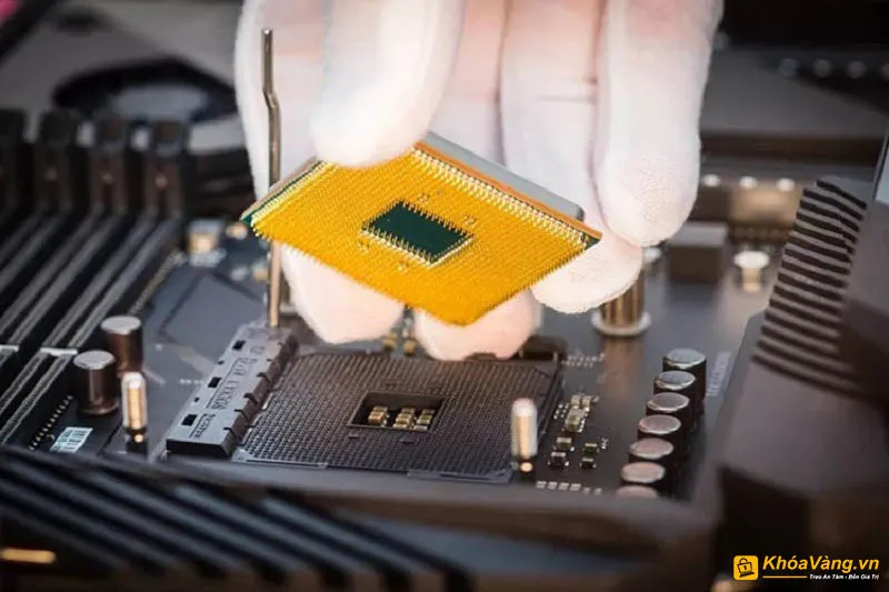 Bạn nên thử tháo CPU ra và vệ sinh lại chân cắm